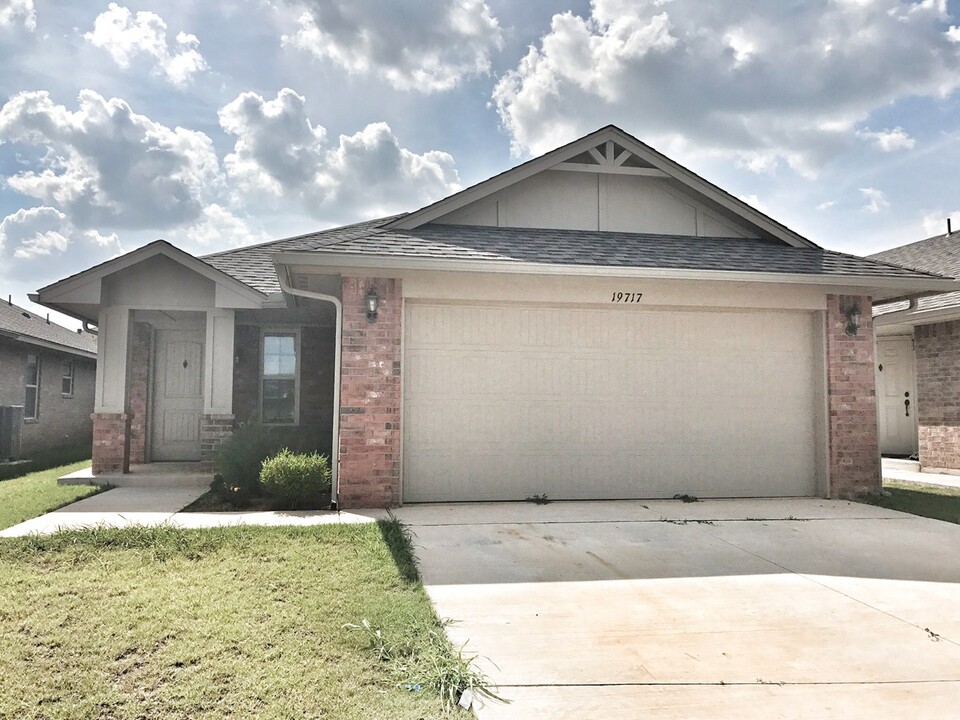 19717 Serenade Way in Edmond, OK - Building Photo