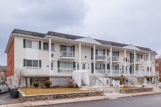 577 De Roanne Rue