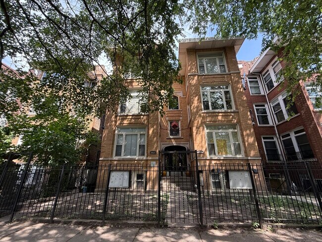 property at 4823 N Sawyer Ave