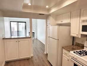 8162 Manitoba St in Los Angeles, CA - Building Photo - Building Photo
