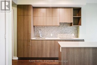 1 Yorkville Ave in Toronto, ON - Building Photo - Building Photo