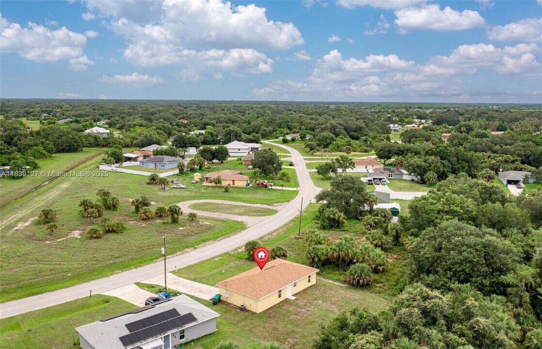 2069 Detroit Dr in La Belle, FL - Building Photo