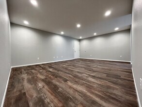 2322 College St, Unit 10 in Cedar Falls, IA - Building Photo - Building Photo