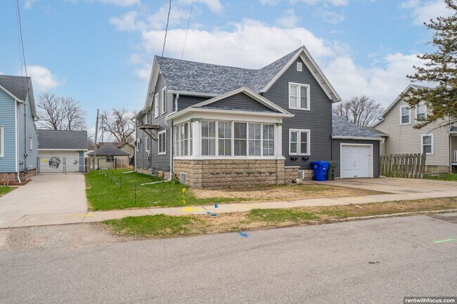 211 Oak St, Unit 211 1/2 in Kaukauna, WI - Building Photo - Building Photo