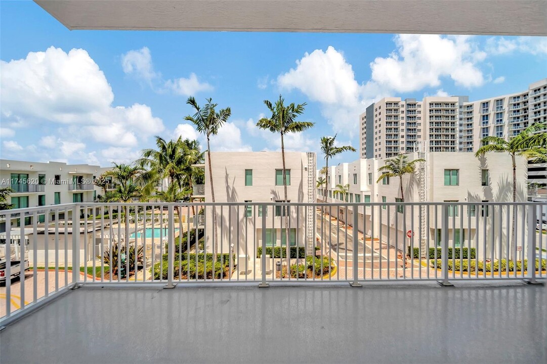 2100 Van Buren St in Hollywood, FL - Building Photo