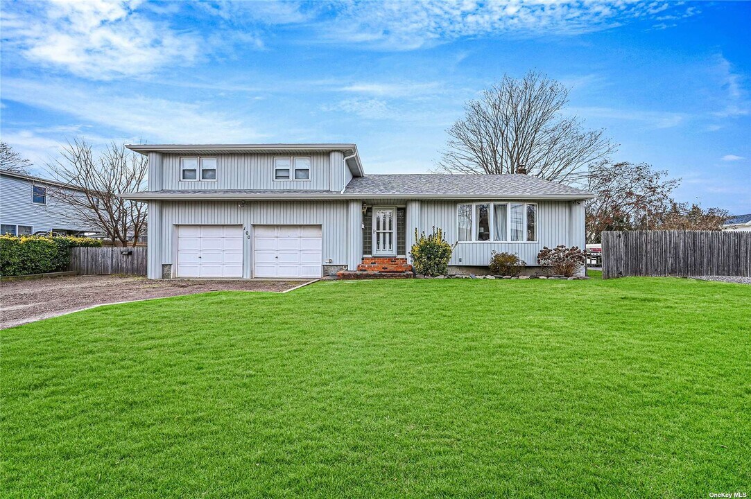 100 E 7th St in Deer Park, NY - Building Photo