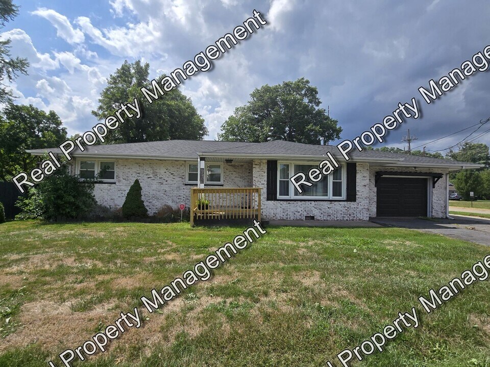 2772 Willowcreek Rd in Portage, IN - Building Photo