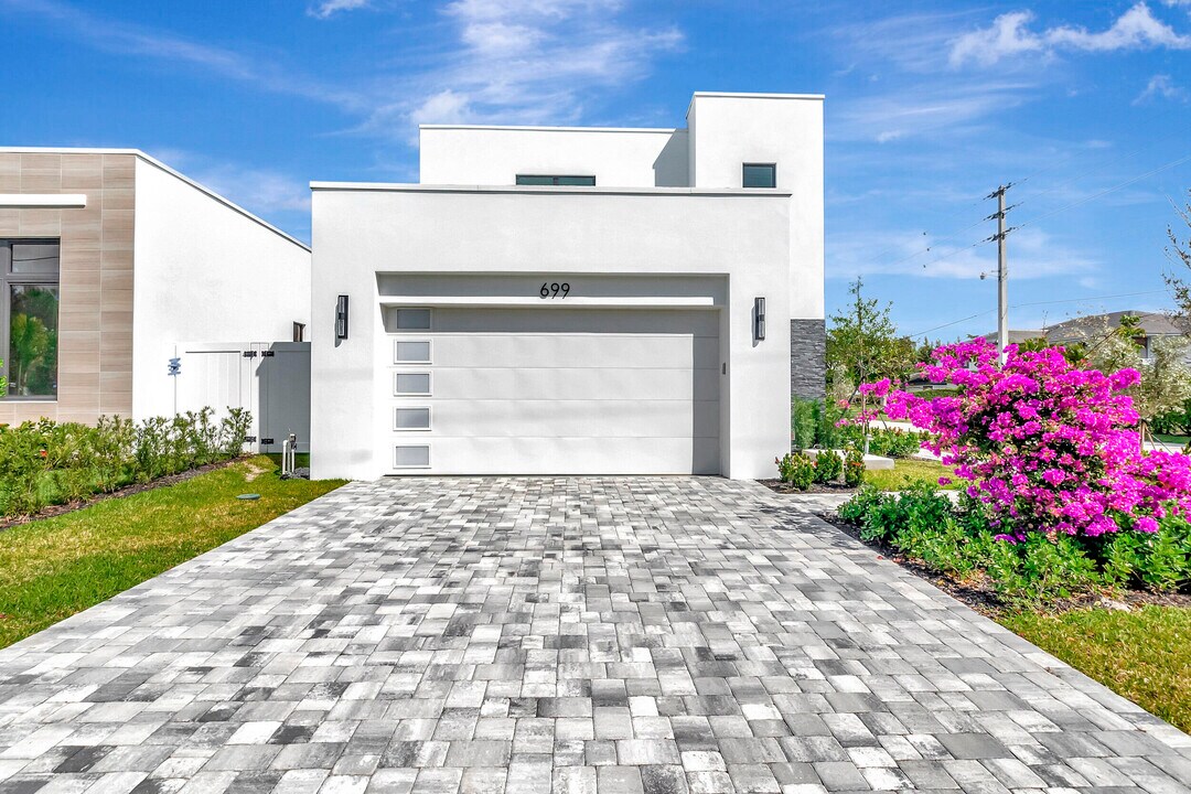 699 Kingsbridge St in Boca Raton, FL - Building Photo