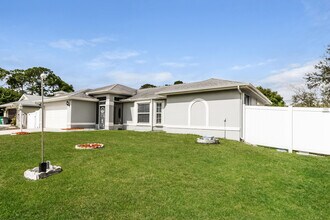317 SW Duxbury Ave in Port St. Lucie, FL - Building Photo - Building Photo