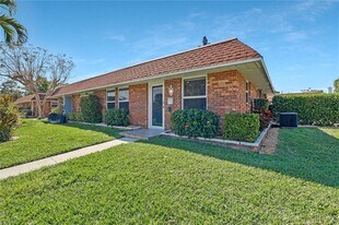 2710 Arbutus St in Naples, FL - Building Photo
