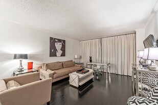 661 Bering Dr in Houston, TX - Building Photo