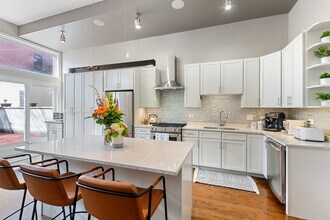 1527 W Pearson St in Chicago, IL - Building Photo - Building Photo