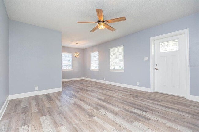 3911 W Tyson Ave in Tampa, FL - Building Photo - Building Photo