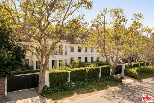 3901 Longridge Ave in Los Angeles, CA - Building Photo - Building Photo