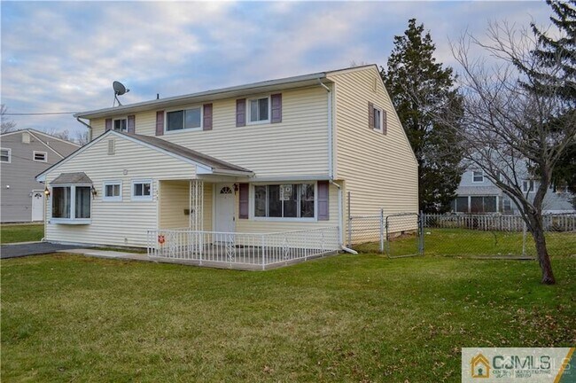 33 Tennyson St in Carteret, NJ - Building Photo - Building Photo