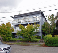 Victoria Apartments in Seattle, WA - Building Photo - Building Photo