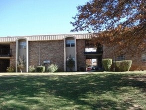 Villa Chateau Apartments in Shawnee, OK - Building Photo - Building Photo