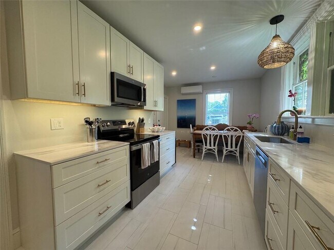 8 Barney St in Newport, RI - Building Photo - Building Photo