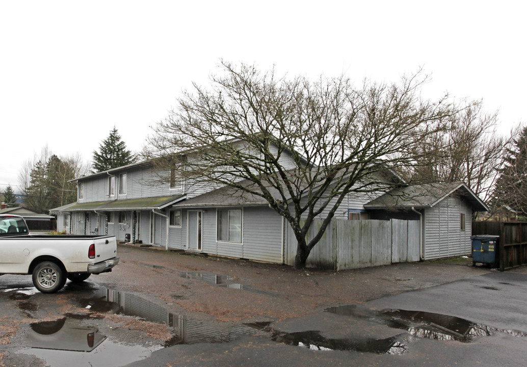 1013 Elliot Rd in Newberg, OR - Building Photo