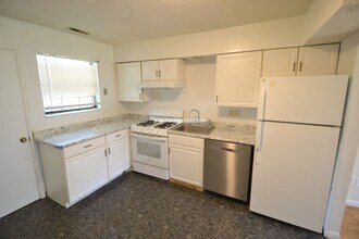 1944 Chaucer Dr in Cincinnati, OH - Building Photo - Building Photo