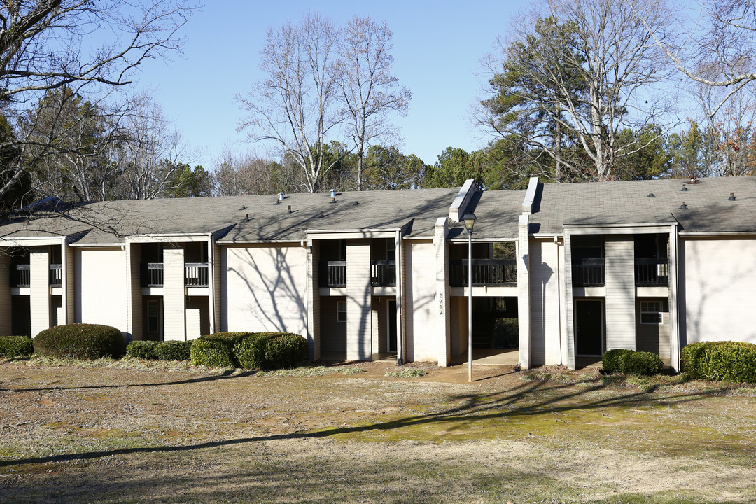 Lake Colony Apartments in Peachtree Corners, GA - Building Photo