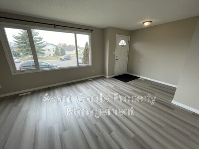 3003-3131 131 Ave NW in Edmonton, AB - Building Photo - Building Photo
