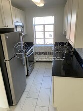 70 St Paul St, Unit 6 in Brookline, MA - Foto de edificio - Building Photo