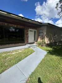 8020 Pine Hill Dr in Tampa, FL - Foto de edificio - Building Photo