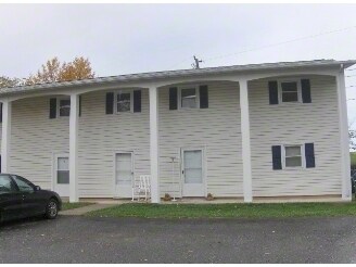 106 Hawaii Ln in Mount Airy, NC - Foto de edificio