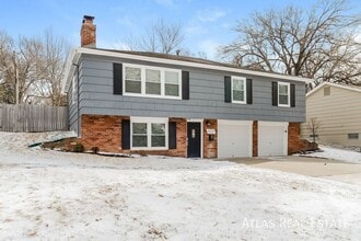 9137 Switzer St in Overland Park, KS - Foto de edificio - Building Photo