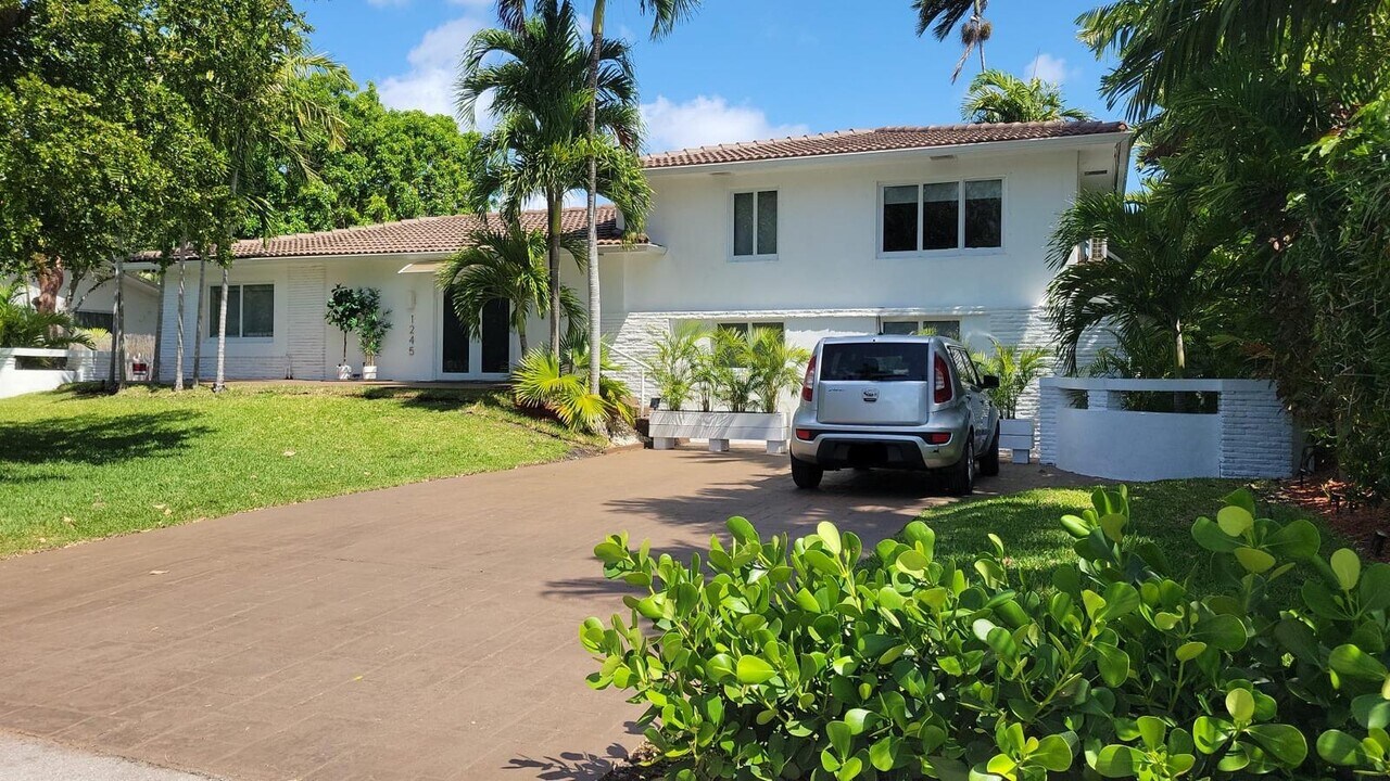 1245 NE 90th St in Miami, FL - Foto de edificio