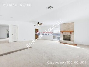 204 Regal Oaks Dr in Live Oak, TX - Building Photo - Building Photo