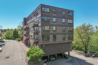 Penn Towers in Penn Hills, PA - Foto de edificio - Building Photo