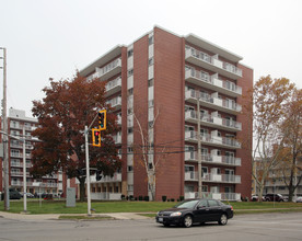 8 Woodman Dr S in Hamilton, ON - Building Photo - Building Photo