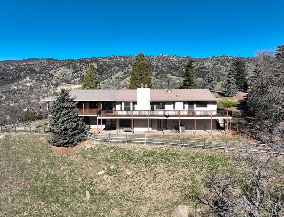 27500 Barkes Way in Tehachapi, CA - Building Photo