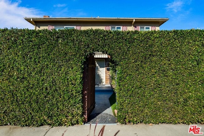 11585 Riverside Dr in Los Angeles, CA - Building Photo - Building Photo