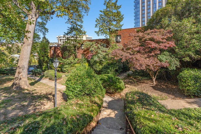 Georgetown Vista in Arlington, VA - Foto de edificio - Building Photo