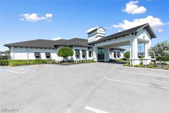 7555 Rockefeller Dr in Naples, FL - Foto de edificio - Building Photo