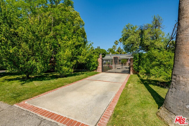 8760 White Oak Ave in Los Angeles, CA - Building Photo - Building Photo