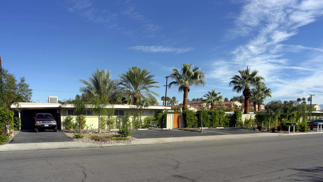 860 E Chuckwalla Rd in Palm Springs, CA - Foto de edificio - Building Photo