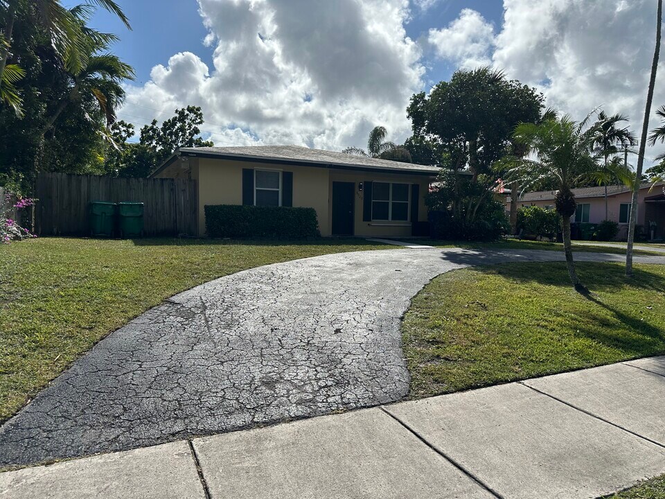 8920 SW 149th Terrace in Miami, FL - Foto de edificio