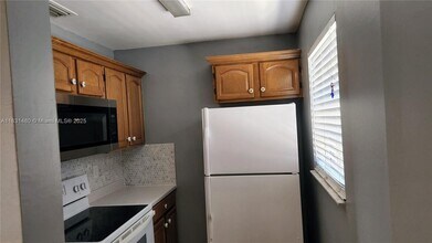 55 SW 12th St in Dania Beach, FL - Foto de edificio - Building Photo