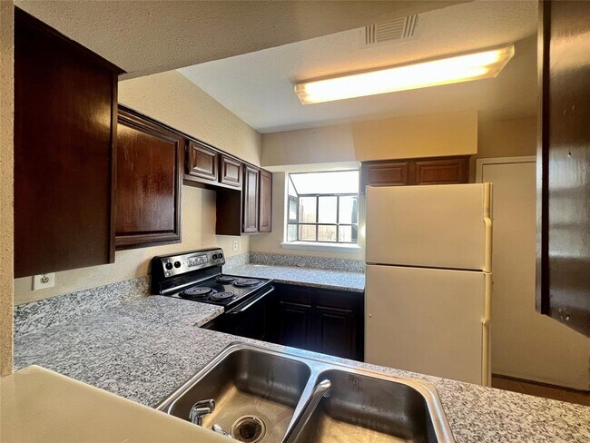 9901 Sharpcrest St in Houston, TX - Building Photo - Building Photo