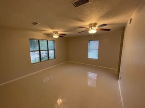 390 Guzzardo Ln in Independence, LA - Foto de edificio - Building Photo