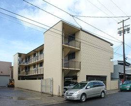 1731 Democrat St in Honolulu, HI - Building Photo - Building Photo