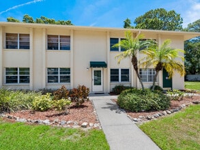 4805 Rilma Ave, Unit 107 in Sarasota, FL - Foto de edificio - Building Photo