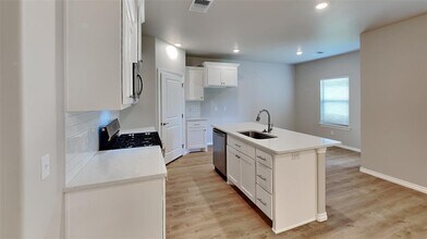 6941 Labelle Dr in Warr Acres, OK - Building Photo - Building Photo