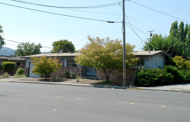 1243 Yulupa Ave in Santa Rosa, CA - Foto de edificio - Building Photo