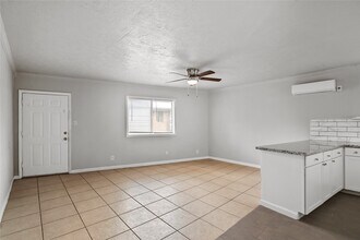 4811 Oakland St in Houston, TX - Building Photo - Building Photo