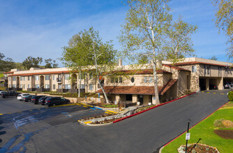 Charter Oaks Apartments in Thousand Oaks, CA - Foto de edificio - Building Photo